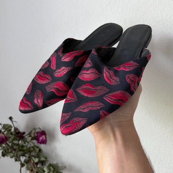 Urban Outfitters Slip On Flats Sandals Glitter Kiss Lips Women's 8 Shoes - Picture 1 of 5
